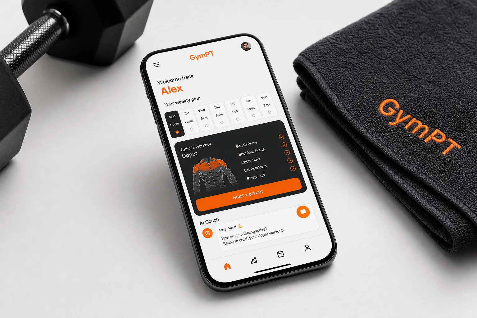 Utilisateur consultant son plan d’entraînement GymPT sur smartphone dans une salle de sport lumineuse