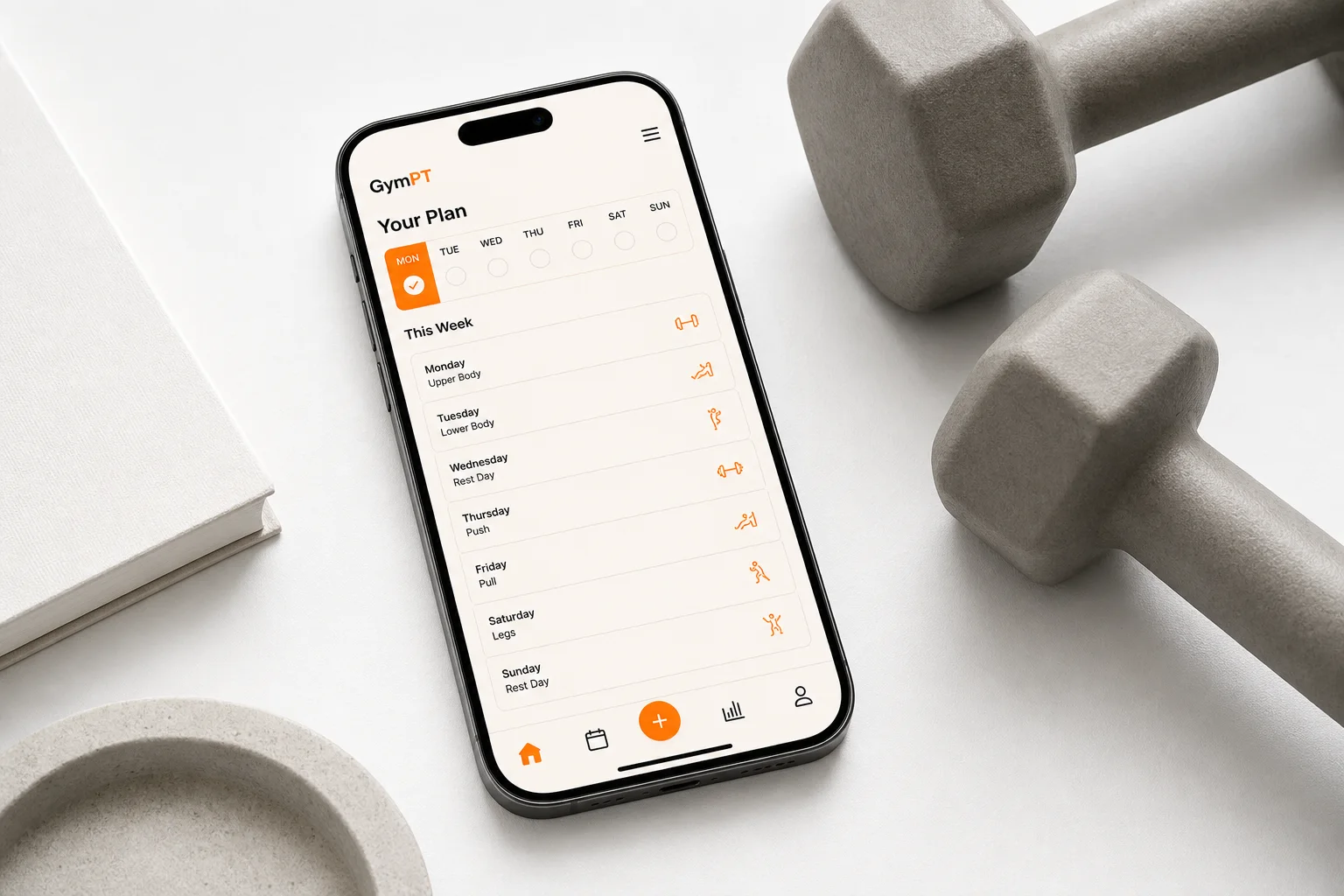 Person som bruker GymPT til å planlegge en personlig treningsuke på mobilen