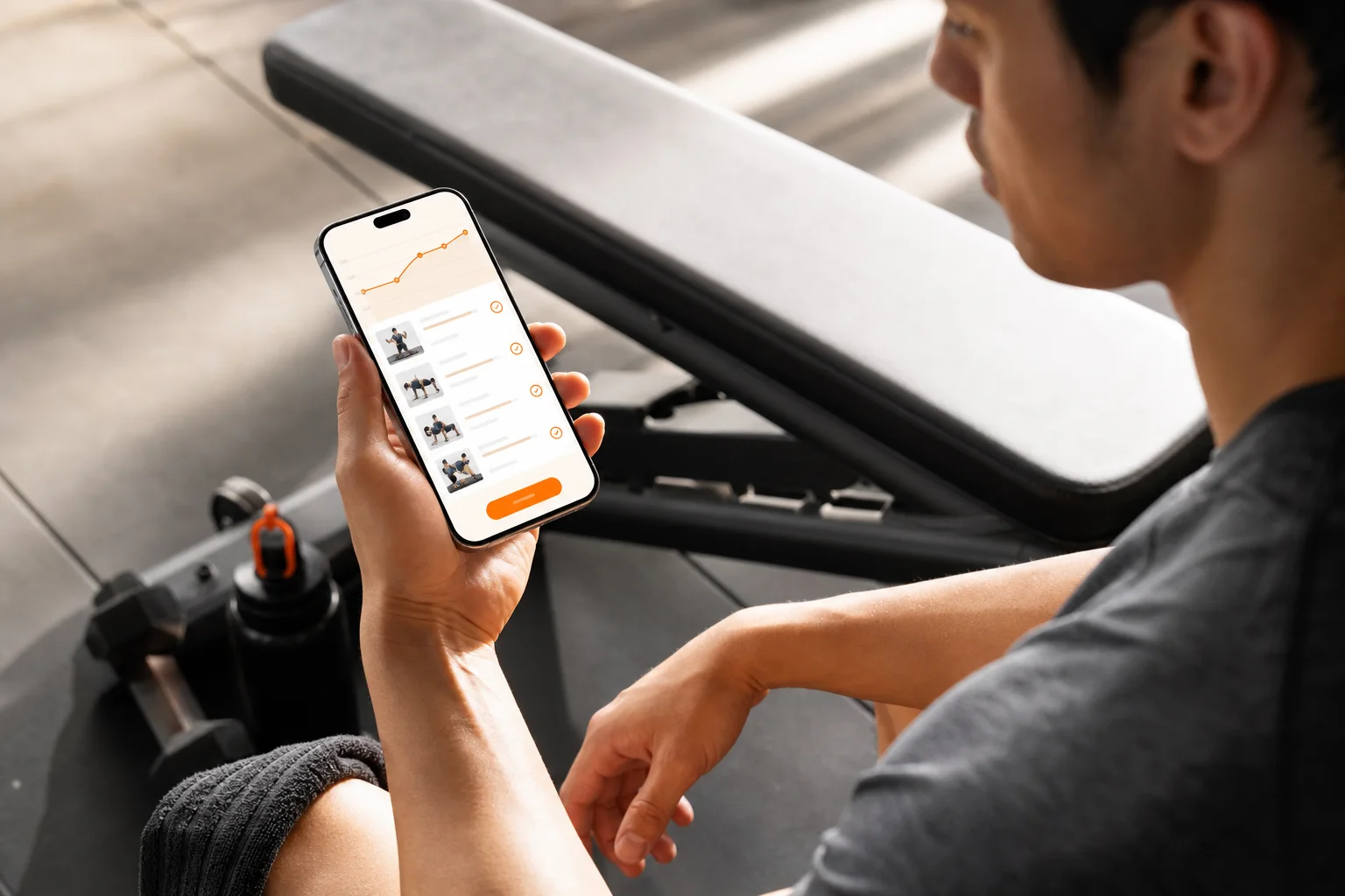 Persona che consulta su smartphone un piano di allenamento GymPT personalizzato per la perdita di peso