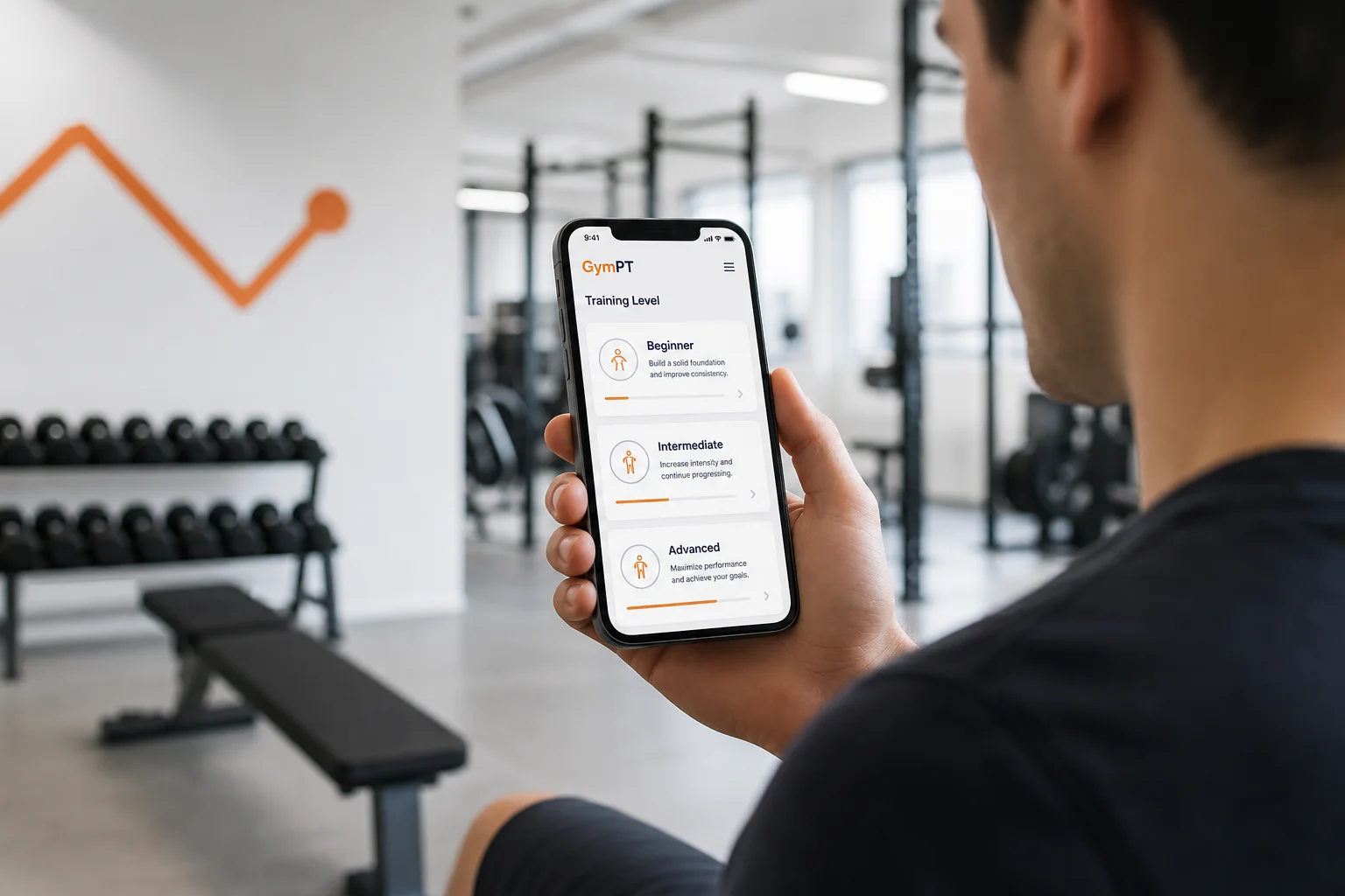 Persona che consulta un piano di allenamento GymPT organizzato per livello