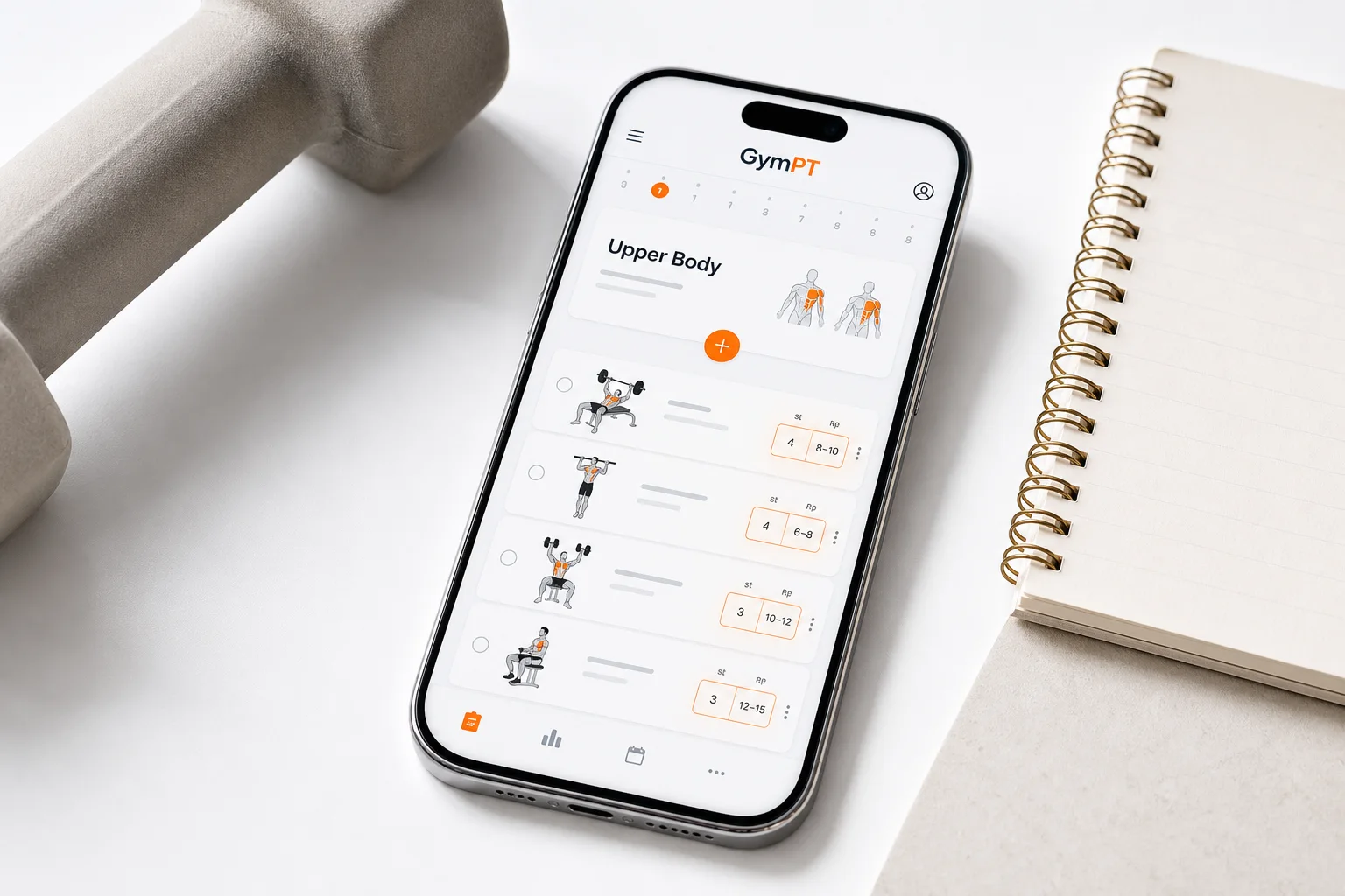 Smartphone con piano di allenamento personalizzato GymPT in una palestra luminosa