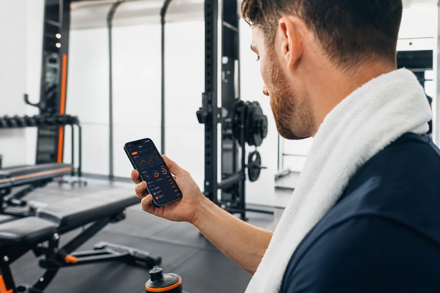 Persona che consulta i progressi dell’allenamento sull’app GymPT in palestra