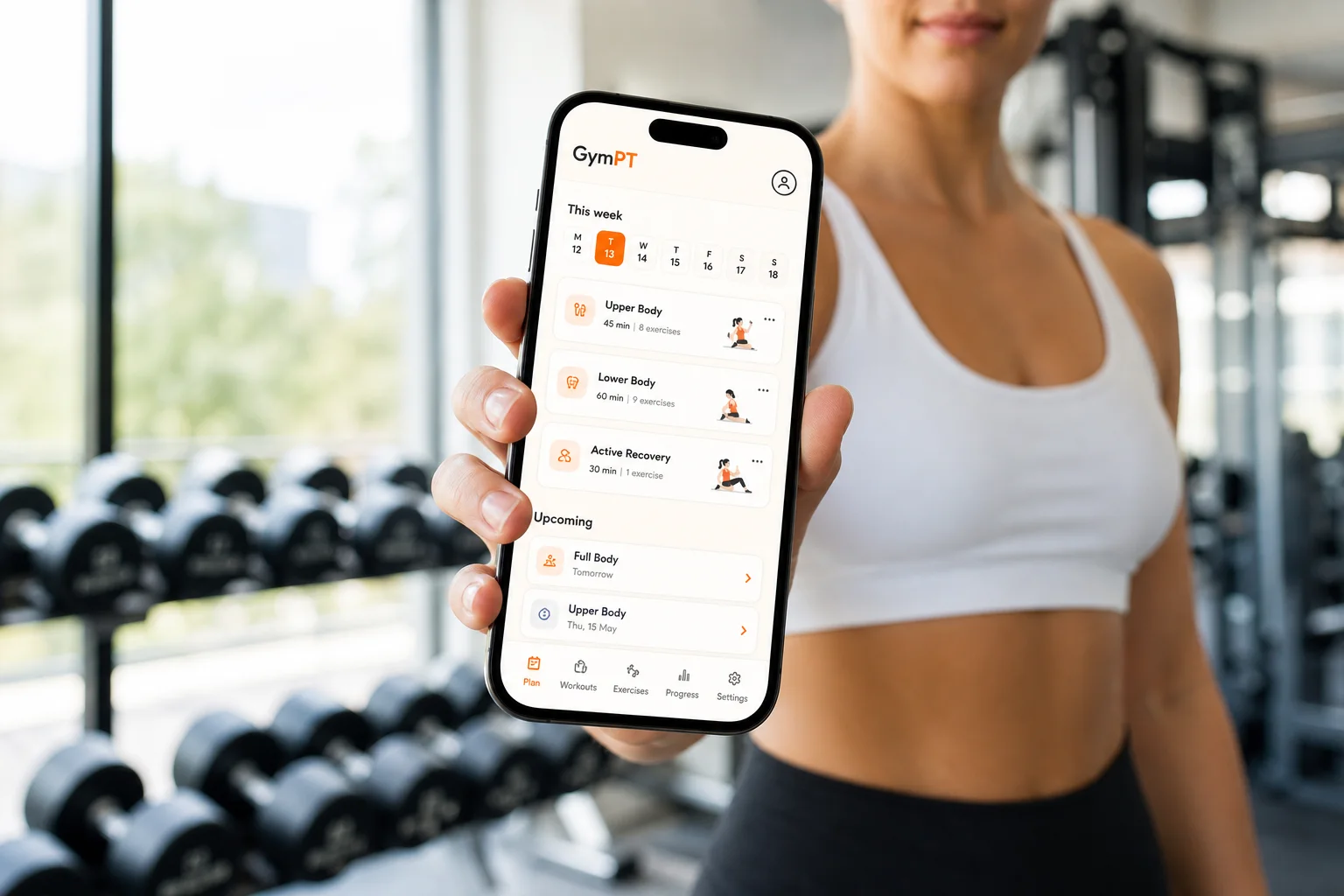 Person nutzt die GymPT App für einen personalisierten Trainingsplan im Fitnessstudio.